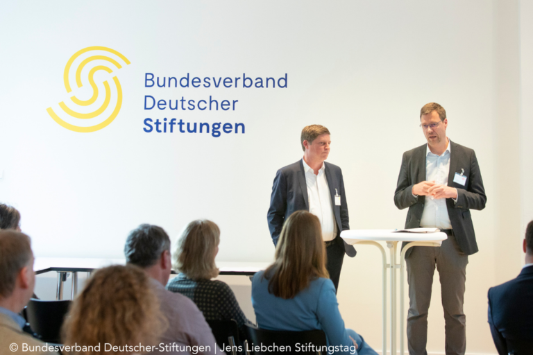 Sascha Suhrke und Olaf Ebert auf dem Deutschen Stiftungstag 2023