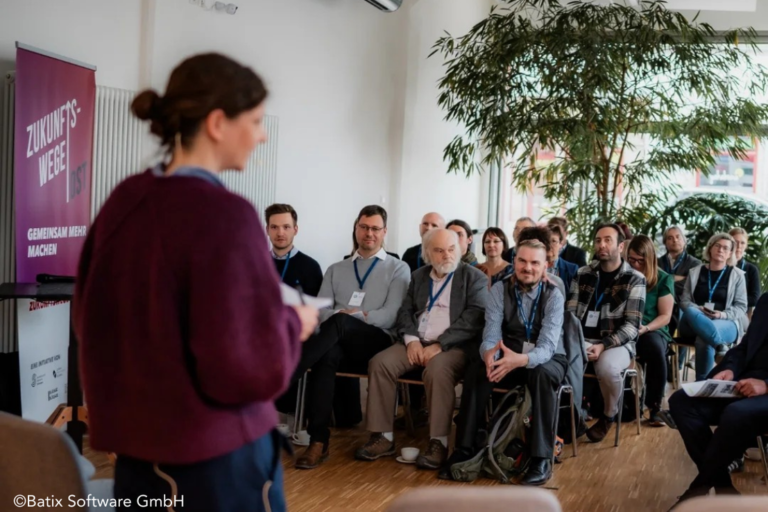 Romy Höhne moderiert die Demokratiekondernz in Saalfeld