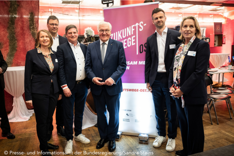 Die Initiator*innen und Bundespräsident Frank-Walter Steinmeiner