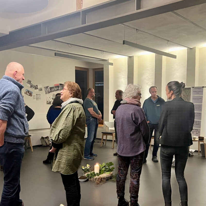 Teilnehmende im Gespräch über ostdeutsche Herkunft und Identität während des Workshops in Gotha.