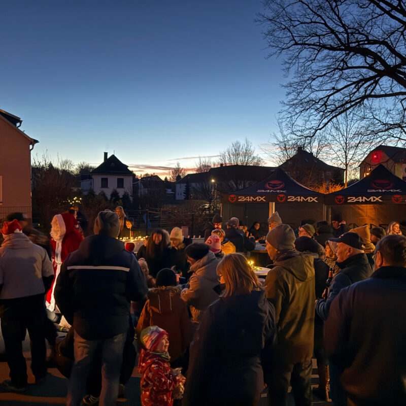 Menschen unterschiedlichen Alters und Hintergrunds kommen an einem offenen Treffpunkt zusammen, um miteinander ins Gespräch zu kommen.