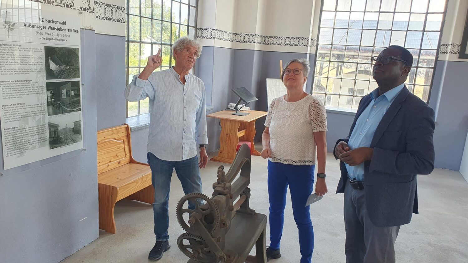 Der Leiter der Gedenkstätte erklärt unserem Vorstand und Fr. Papenburg etwas interessantes.