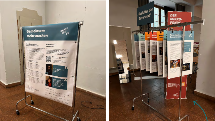 Die Wanderausstellung, also die Garderobe mit dem Banner sowie den Karten mit den Portraits.