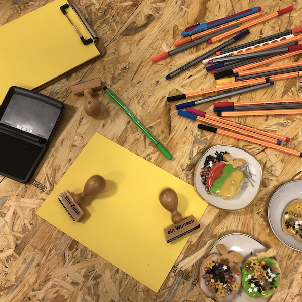 Stift, Bleistift und andere Workshop Materialien auf dem Tisch.