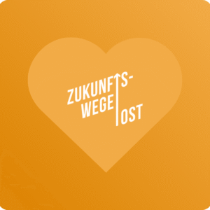 weißes Logo von Zukunftswege Ost auf gelbem Hintergrund, eingebettet in ein Herz, anstelle eines Bild dieses Jurymitglieds.